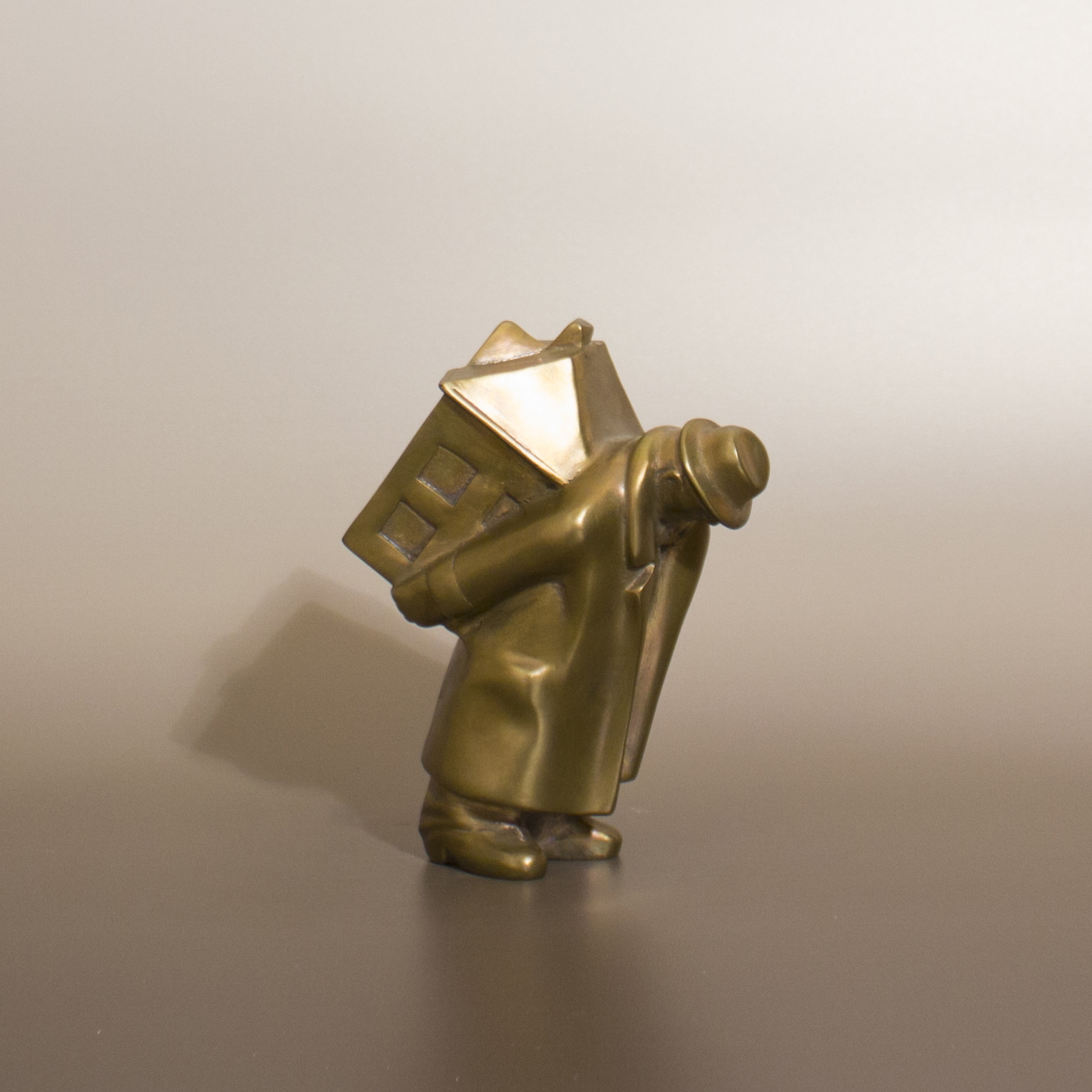 Neuenhausen_Man With Small House 7x4x6 (2)