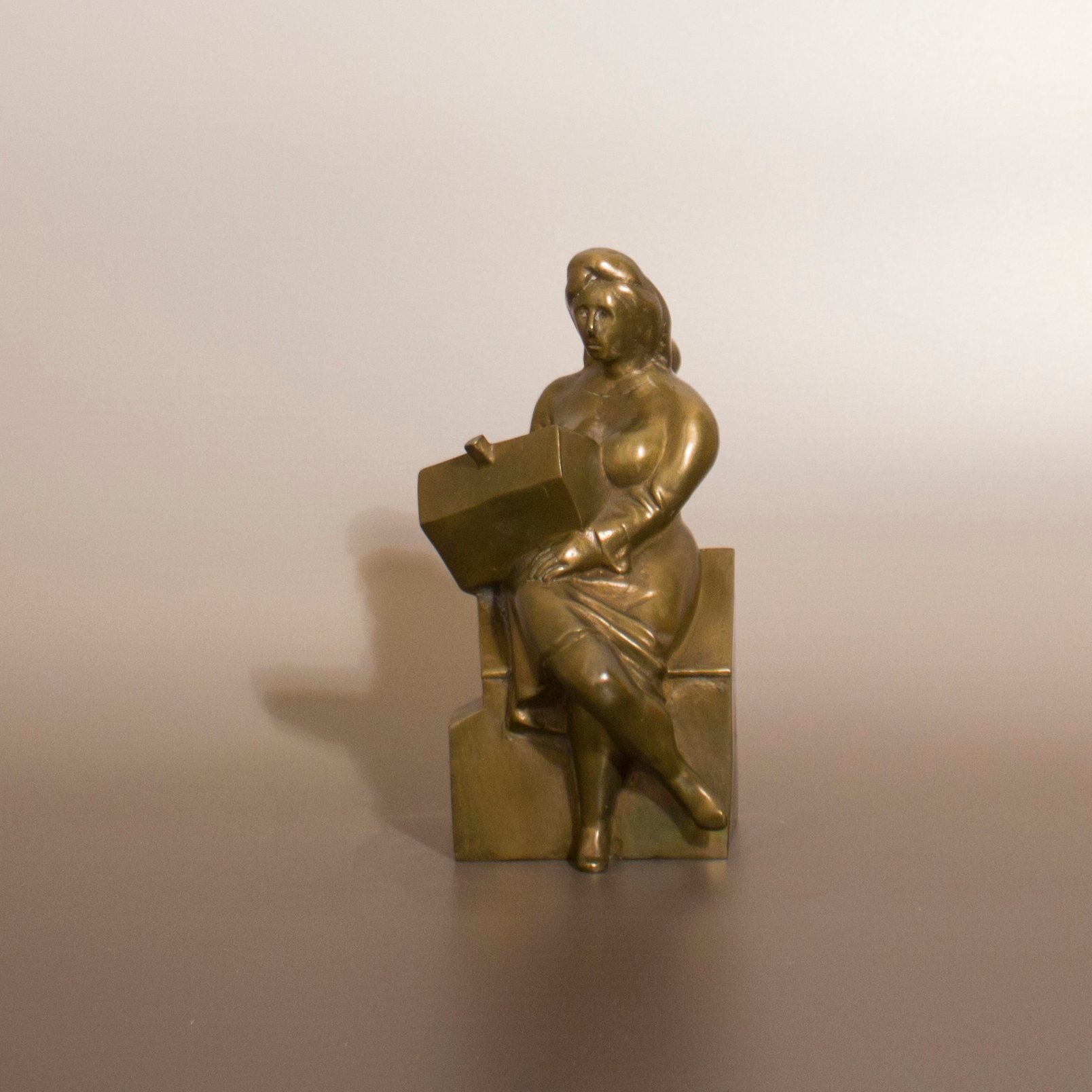 Neuenhausen_Woman With Houses 7x4x4