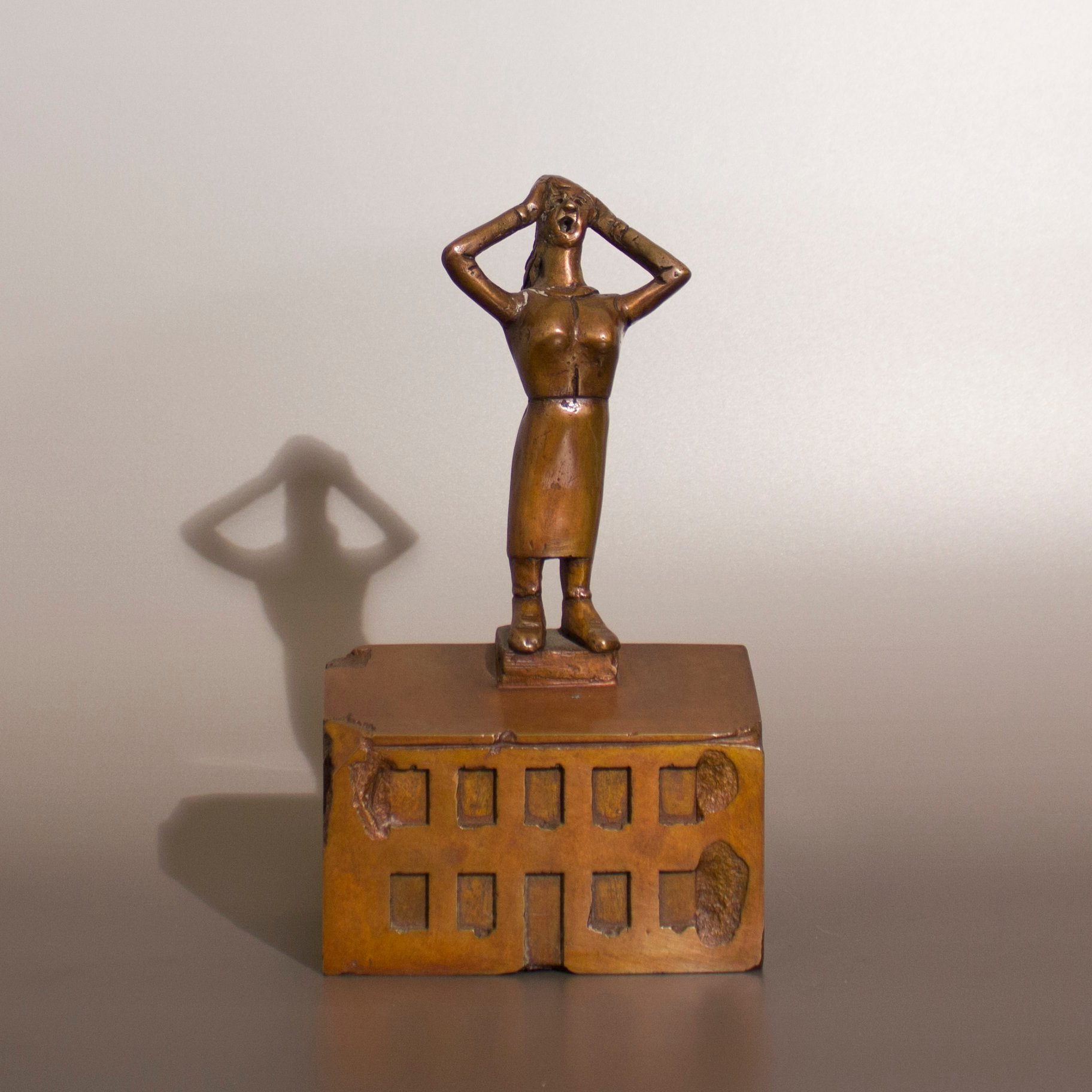 Neuenhausen_Woman on House 10x6x4